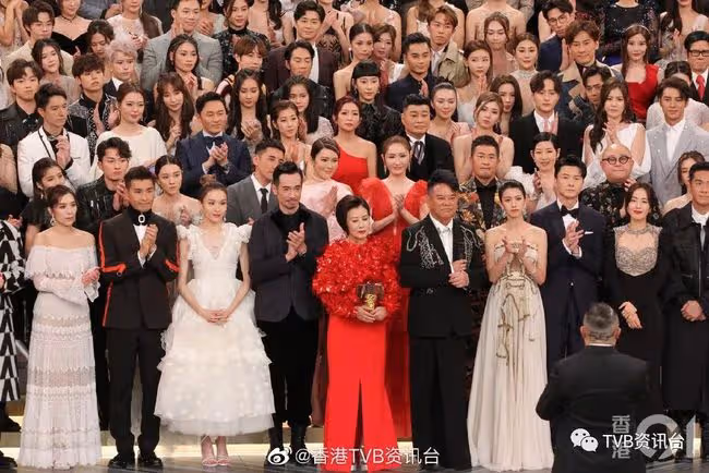 TVB台慶｜王浩信與蔡思貝拖手進場　陳自瑤一人行惹網民不忿