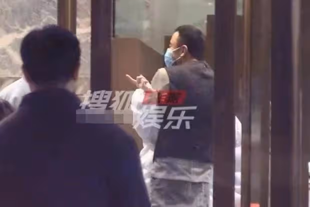 楊坤發文懷念去世女友,眼眶含淚惹人疼,半月前才被拍與女子摟抱