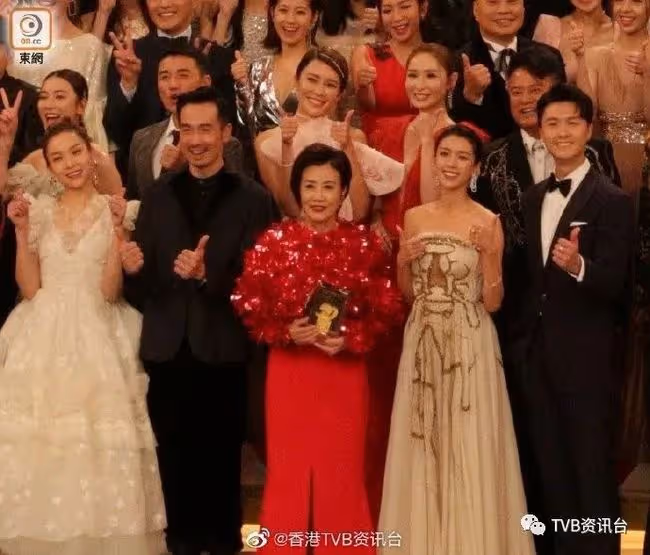 TVB台慶｜王浩信與蔡思貝拖手進場　陳自瑤一人行惹網民不忿