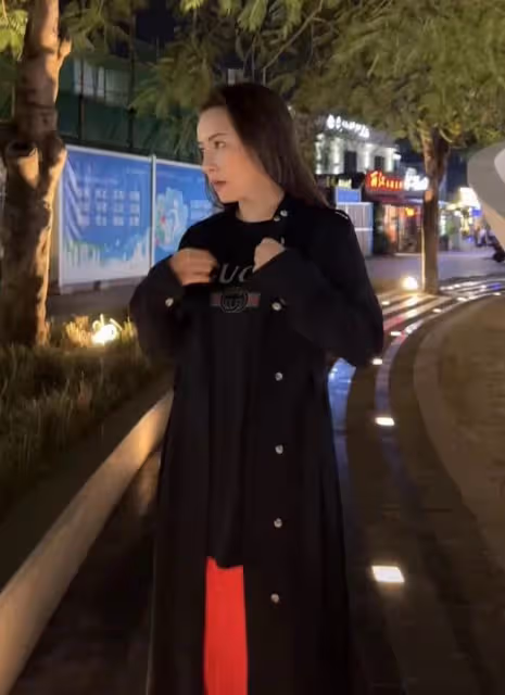 香港疫情持續爆發!知名港星街頭不戴口罩熱舞,笑容滿面舉止遭批