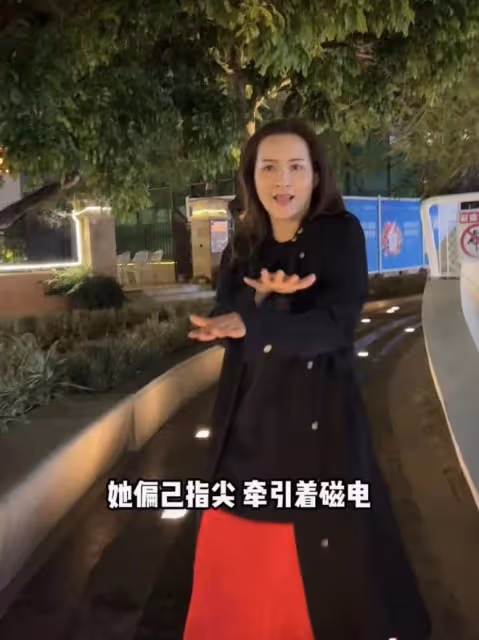 香港疫情持續爆發!知名港星街頭不戴口罩熱舞,笑容滿面舉止遭批