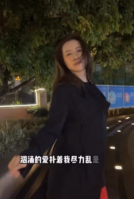 香港疫情持續爆發!知名港星街頭不戴口罩熱舞,笑容滿面舉止遭批