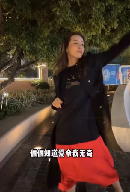 香港疫情持續爆發!知名港星街頭不戴口罩熱舞,笑容滿面舉止遭批