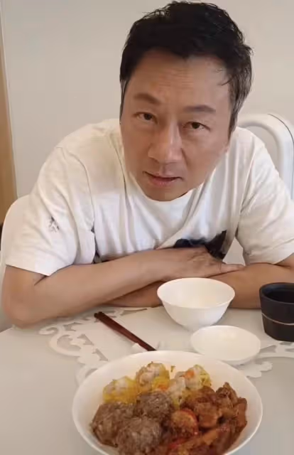 香港疫情持續爆發!知名港星街頭不戴口罩熱舞,笑容滿面舉止遭批