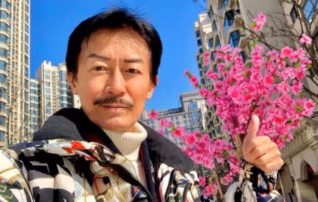 直播間人氣冷清!70歲香港老戲骨帶貨全程走神,網友感嘆:不容易