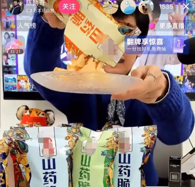 直播間人氣冷清!70歲香港老戲骨帶貨全程走神,網友感嘆:不容易