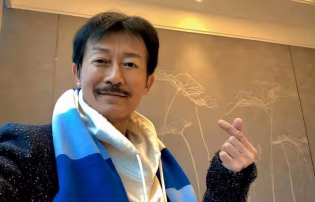 直播間人氣冷清!70歲香港老戲骨帶貨全程走神,網友感嘆:不容易