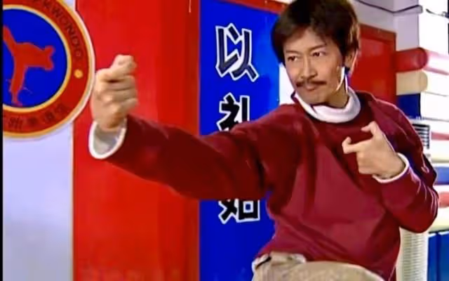 直播間人氣冷清!70歲香港老戲骨帶貨全程走神,網友感嘆:不容易
