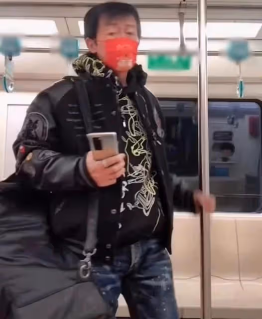 直播間人氣冷清!70歲香港老戲骨帶貨全程走神,網友感嘆:不容易