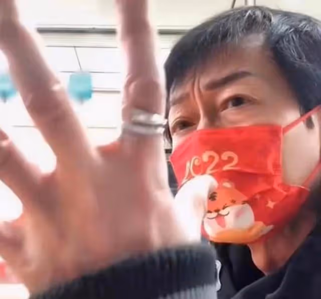 直播間人氣冷清!70歲香港老戲骨帶貨全程走神,網友感嘆:不容易