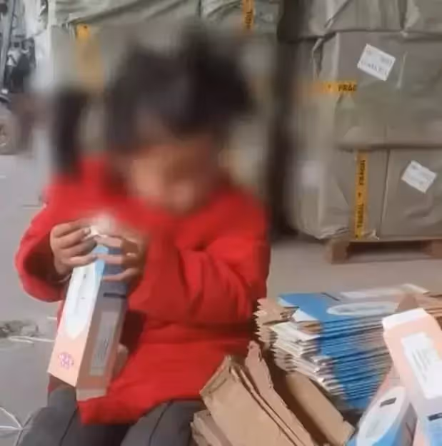 6歲視障女童放假「打工」，日折數千包裝盒，幫扛家計，網友淚目：真的是小天使