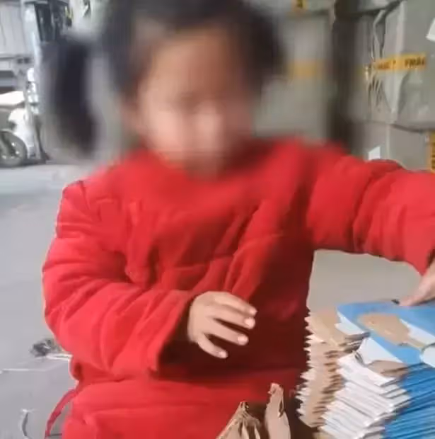 6歲視障女童放假「打工」，日折數千包裝盒，幫扛家計，網友淚目：真的是小天使