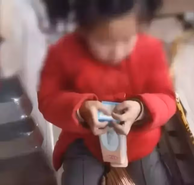 6歲視障女童放假「打工」，日折數千包裝盒，幫扛家計，網友淚目：真的是小天使