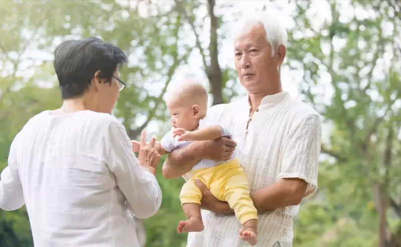 「新型啃老」正在流行!63歲的大媽哭訴「陪伴式孝順」是晚年噩夢 自己像兒家「免費保姆」