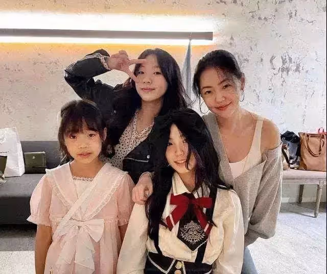 「小S二女兒」許韶恩穿緊身褲健身!媽媽提醒女兒「別穿得太暴露」不許發出來,網友:她不聽