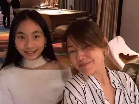 「小S二女兒」許韶恩穿緊身褲健身!媽媽提醒女兒「別穿得太暴露」不許發出來,網友:她不聽