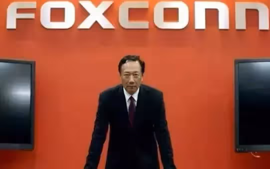 71歲郭台銘千萬豪宅內景曝光！背靠湖畔風景怡人，入戶是歐式大花園，停車場可供6輛汽車停放：豪華程度不次於皇宮