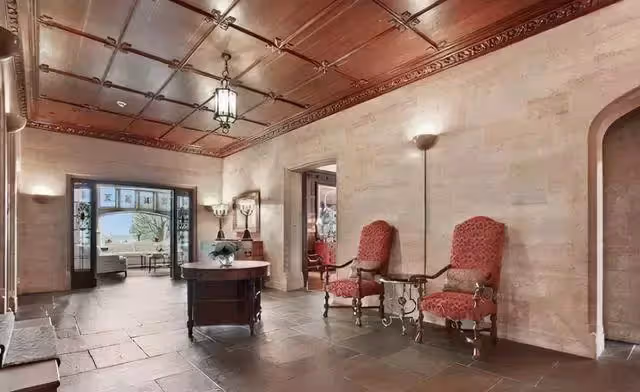 71歲郭台銘千萬豪宅內景曝光!背靠湖畔風景怡人,入戶是歐式大花園,停車場可供6輛汽車停放:豪華程度不次於皇宮