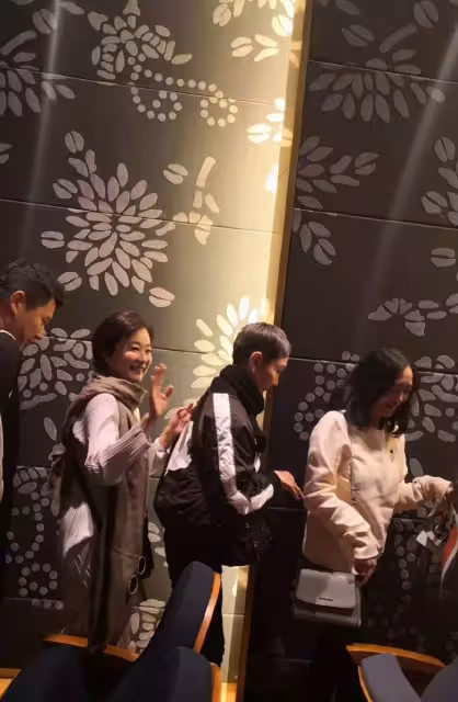 美人在骨不在皮!林青霞素顏現身烏鎮長街宴,68歲美貌依舊能打,網友:純天然的絕世美女