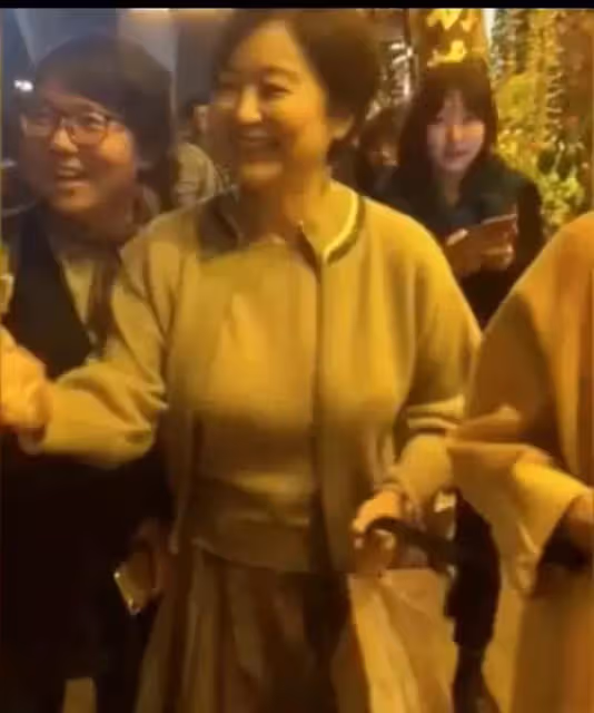 美人在骨不在皮!林青霞素顏現身烏鎮長街宴,68歲美貌依舊能打,網友:純天然的絕世美女