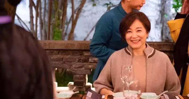 美人在骨不在皮!林青霞素顏現身烏鎮長街宴,68歲美貌依舊能打,網友:純天然的絕世美女