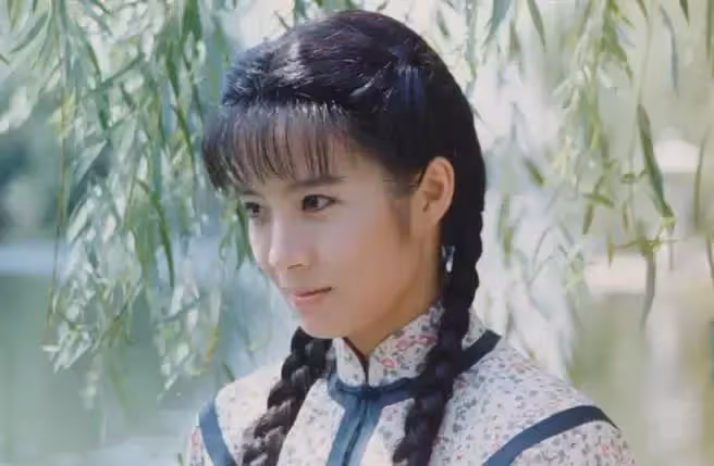 天下沒有白吃的午餐！岳翎從小父母就雙亡「靠演技爆紅演藝圈」 「什麼都靠自己努力」屢屢被瓊瑤欽點