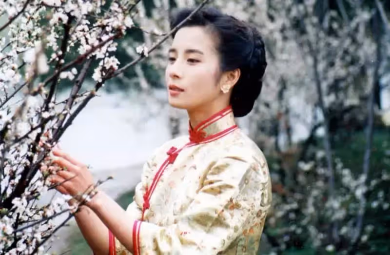 天下沒有白吃的午餐！岳翎從小父母就雙亡「靠演技爆紅演藝圈」 「什麼都靠自己努力」屢屢被瓊瑤欽點