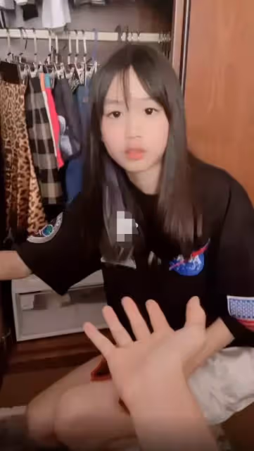 鐘麗緹11歲小女兒長大了!大眼呆萌長腿吸睛,眉眼與媽媽年輕時一樣,「顏值逆襲」賽過兩姐姐
