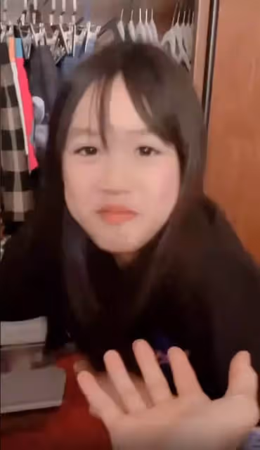 鐘麗緹11歲小女兒長大了!大眼呆萌長腿吸睛,眉眼與媽媽年輕時一樣,「顏值逆襲」賽過兩姐姐
