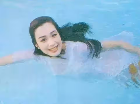 鐘麗緹11歲小女兒長大了!大眼呆萌長腿吸睛,眉眼與媽媽年輕時一樣,「顏值逆襲」賽過兩姐姐