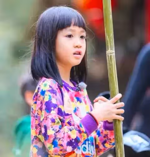 鐘麗緹11歲小女兒長大了!大眼呆萌長腿吸睛,眉眼與媽媽年輕時一樣,「顏值逆襲」賽過兩姐姐