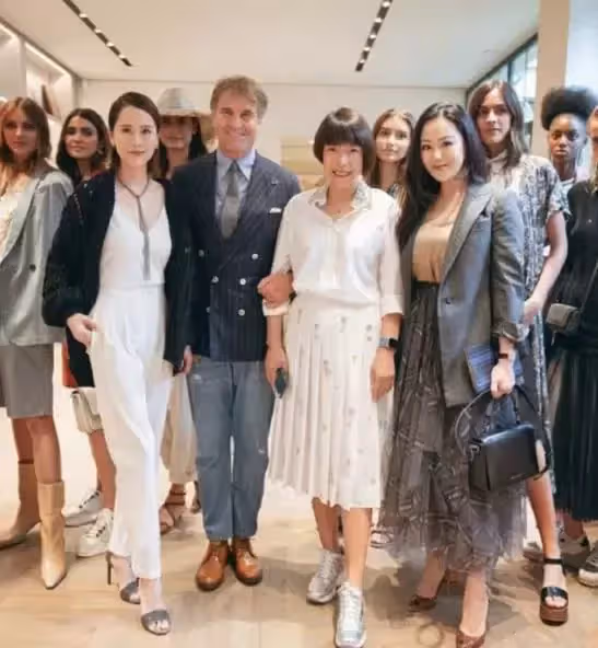 56歲的章小蕙近照曝光,同框42歲海清,一個性感嫵媚一個成熟幹練,網友:微胖身材太美了