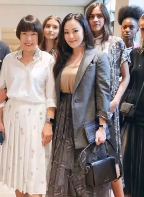 56歲的章小蕙近照曝光,同框42歲海清,一個性感嫵媚一個成熟幹練,網友:微胖身材太美了