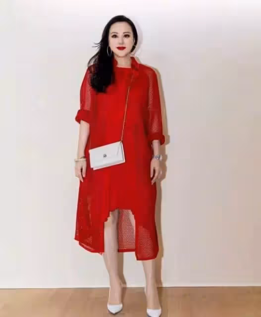 56歲的章小蕙近照曝光,同框42歲海清,一個性感嫵媚一個成熟幹練,網友:微胖身材太美了