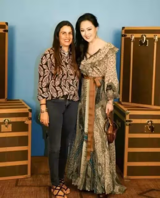 56歲的章小蕙近照曝光,同框42歲海清,一個性感嫵媚一個成熟幹練,網友:微胖身材太美了