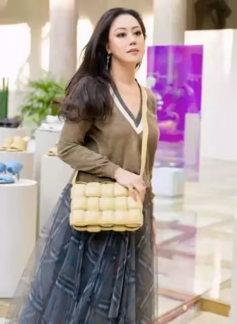 56歲的章小蕙近照曝光,同框42歲海清,一個性感嫵媚一個成熟幹練,網友:微胖身材太美了
