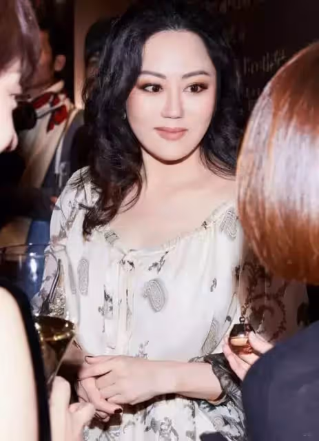 56歲的章小蕙近照曝光,同框42歲海清,一個性感嫵媚一個成熟幹練,網友:微胖身材太美了