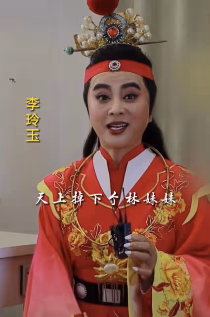58歲李玲玉近照太蒼老,時隔40年再演玉兔精撩人眼神,抬頭紋搶鏡