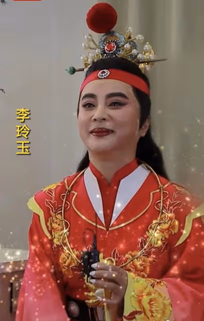 58歲李玲玉近照太蒼老,時隔40年再演玉兔精撩人眼神,抬頭紋搶鏡