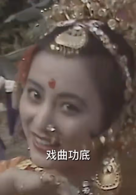 58歲李玲玉近照太蒼老,時隔40年再演玉兔精撩人眼神,抬頭紋搶鏡