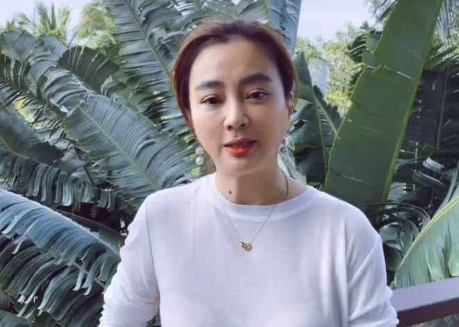 58歲李玲玉近照太蒼老,時隔40年再演玉兔精撩人眼神,抬頭紋搶鏡