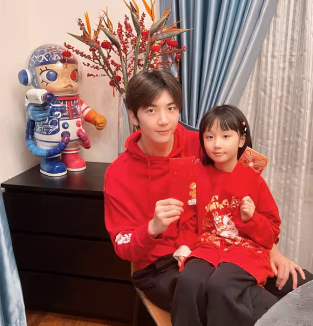 張丹峰一家在豪宅居家隔離,8歲女兒罕露面,越大越像媽媽洪欣