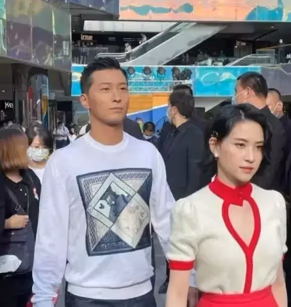 竇驍何超蓮被偶遇,何超蓮精緻似芭比,竇驍像保鏢,網友:豪門難進
