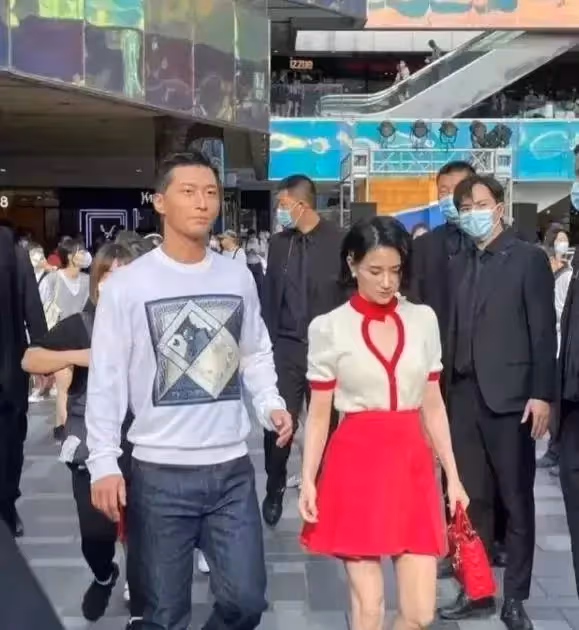 竇驍何超蓮被偶遇,何超蓮精緻似芭比,竇驍像保鏢,網友:豪門難進