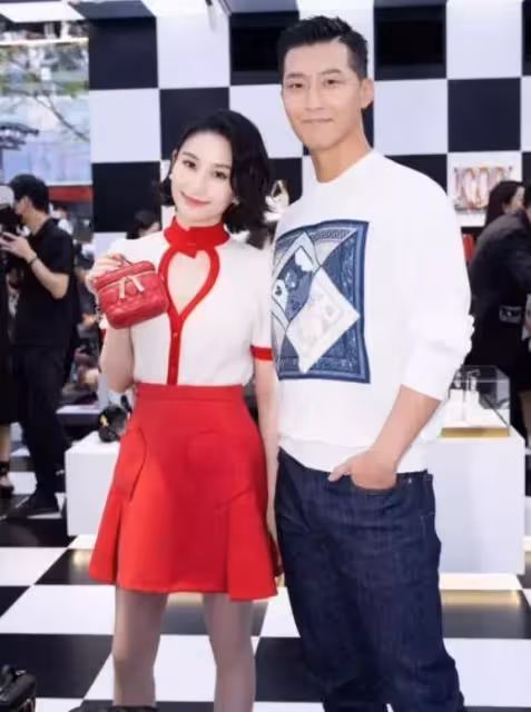 竇驍何超蓮被偶遇,何超蓮精緻似芭比,竇驍像保鏢,網友:豪門難進