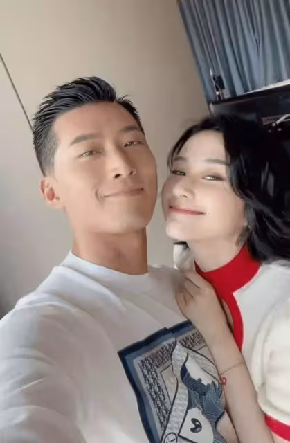竇驍何超蓮被偶遇,何超蓮精緻似芭比,竇驍像保鏢,網友:豪門難進