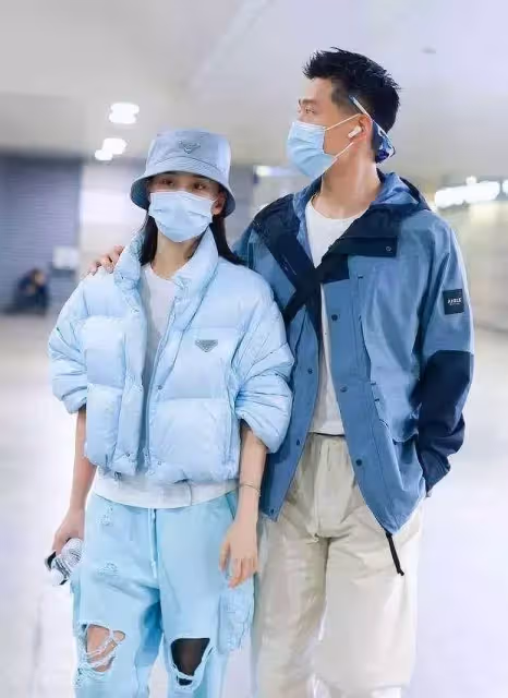 竇驍何超蓮被偶遇,何超蓮精緻似芭比,竇驍像保鏢,網友:豪門難進