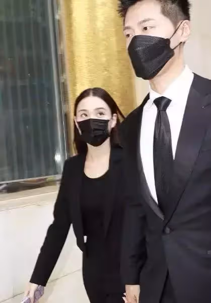 竇驍何超蓮被偶遇,何超蓮精緻似芭比,竇驍像保鏢,網友:豪門難進
