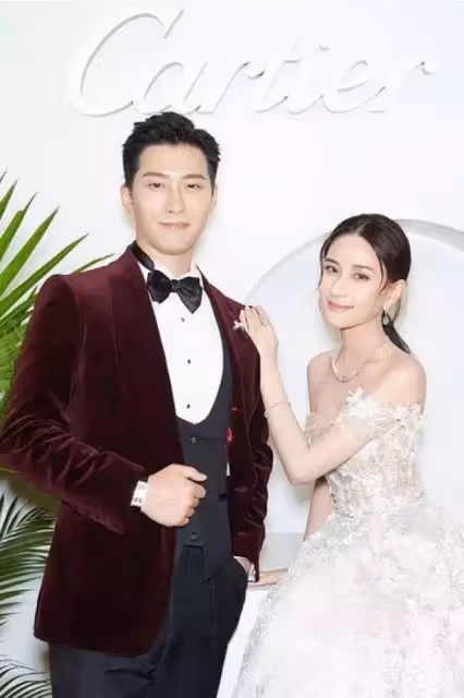 竇驍何超蓮被偶遇,何超蓮精緻似芭比,竇驍像保鏢,網友:豪門難進