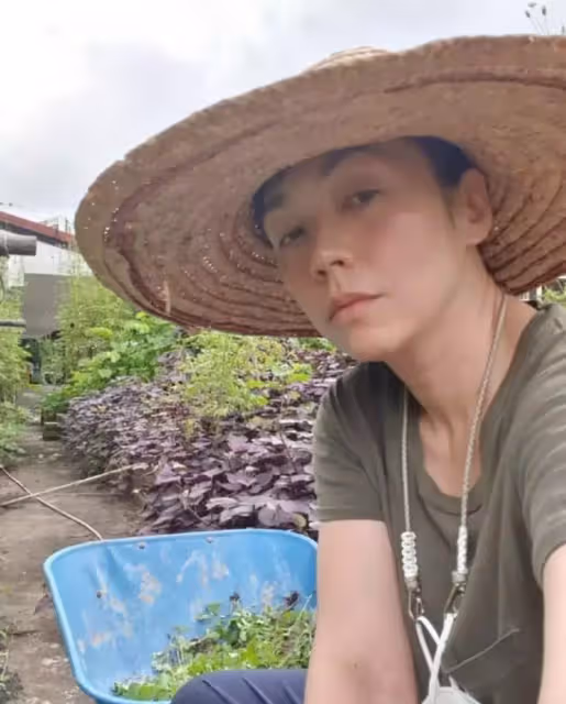49歲國寶級女歌手停工種菜養雞,自嘲黑得像農民,期待回內地工作